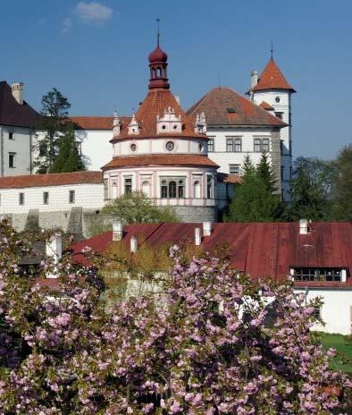 Perlou zámku je hudební pavilon Rondel s překrásně zlacenou štukovou výzdobou. Centrum historické části města tvoří náměstí s gotickými a renesančními domy a majestátní městskou vyhlídkovou věží.