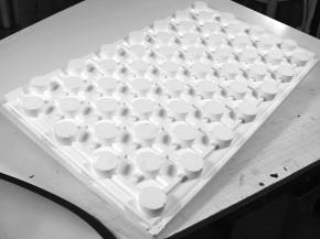 3,09 / ks 4,90 / m 2 TOP 302 Systémová doska s výstupkami - modrá fólia kročajový efekt - 26 db modul - rozteč 75 mm výška izolácie 30 mm celková hrúbka dosky s výstupkami 58 mm vhodná pre ø 16-20 mm