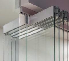 Výhodou systému je menšia náročnosť na úložný priestor zložených panelov skla.