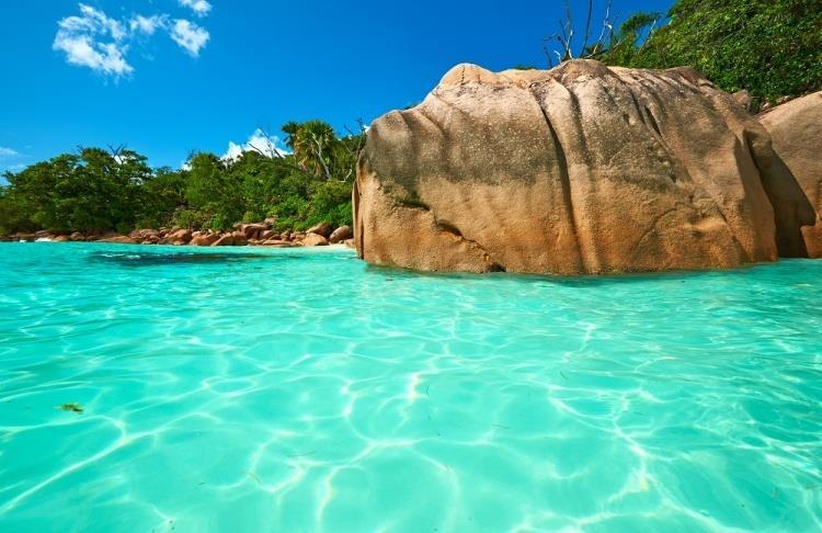 Seychelské ostrovy patří mezi nejkrásnější turistické ráje na zemi (i díky omezenému počtu klientů, které si místní úřady pečlivě hlídají).