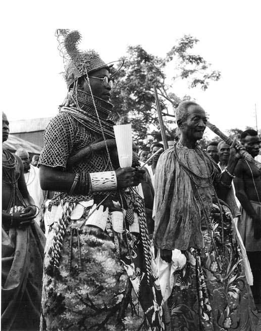 Oba Akenzua II. během obřadu Emobo, William Buler Fagg, fotografie, 1958. William B. Fagg Archive, The Royal Anthropological Institute of Great Britain and Ireland, London.