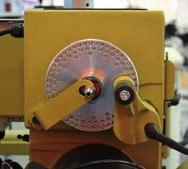 Plynulá rychlost podávání 2-22 m/min. DC Servo Motor 375 W se zpětným chodem. Masivní stojan s dosahem 460 mm a indikátorem naklopení.