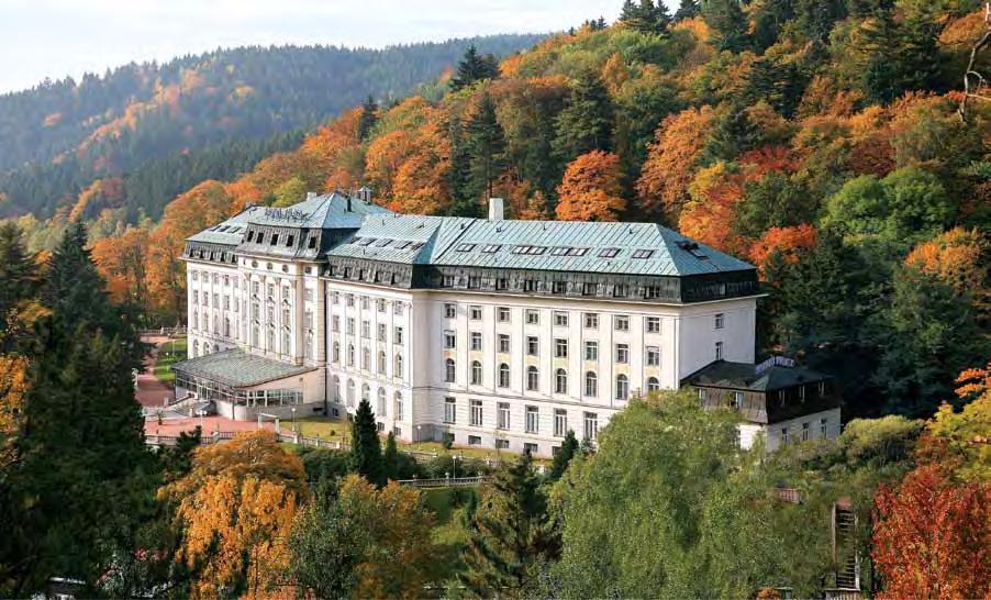 42 _ 43 RADIUM PALACE**** KULTURNÍ PAMÁTKA Hotel Radium Palace je impozantní neoklasicistní palác ve vídeňském stylu obklopený malebným lesoparkem.