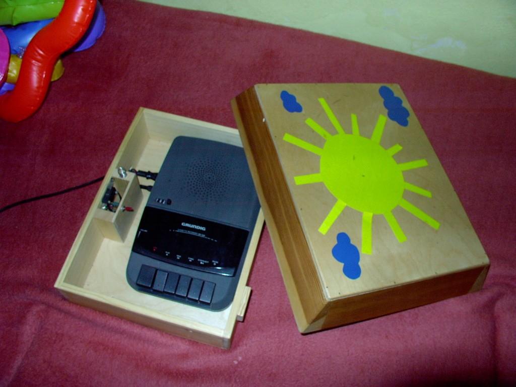 Hrací skříňka (sound box) Krabička s magnetofonem Dítě může stlačením/uvolněním víka zapnout/vypnout kazetu Pod hlavu, ruce,