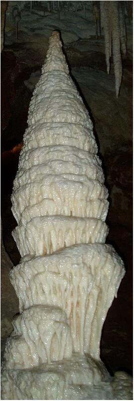 Krápník pomalu začíná narůstat směrem odspodu, odshora vyrůstá stalaktit. Při dostatečně dlouhé době a stálosti podmínek dochází k jejich spojení a vzniku stalagnátu.