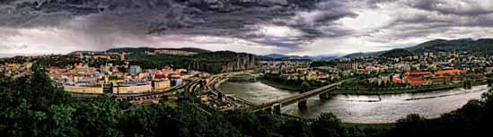 Panorama z Vûtru e DO ÚSTÍ NAD LABEM ZA NEV EDNÍMI ZÁÎITKY PO CEL ROK Ústí nad Labem a jeho okolí je pro turisty atraktivní v každé roční době.