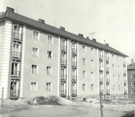 Směr bytové výstavby v Mostě určil první poválečný regulační plán architektů Jiřího Novotného a Karla Kuthana z roku 1946. Ten už obsahoval trasu budoucí hlavní městské komunikace, třídy Budovatelů.