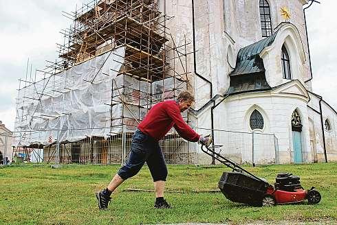 Právě na Dolním hřbitově, který navrhl Santini pro opata cisterciáckého kláštera Václava Vejmluvu, jenž prokázal