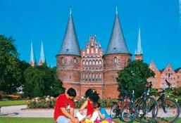 muzea Pergamon, před polednem odjezd do Lübecku královny hanzovních měst (město je zapsáno na seznam UNESCO a je proslaveno také jako dějiště slavného románu T.
