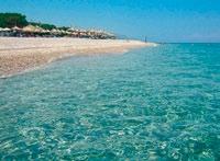 Spolu se sousedním letoviskem Velika má 12kilometrovou přírodní pláž, jejíž jemné oblázky se třpytí v průzračné vodě Egejského moře. Nedaleké skalnaté zátočiny uspokojí milovníky romantiky a potápění.