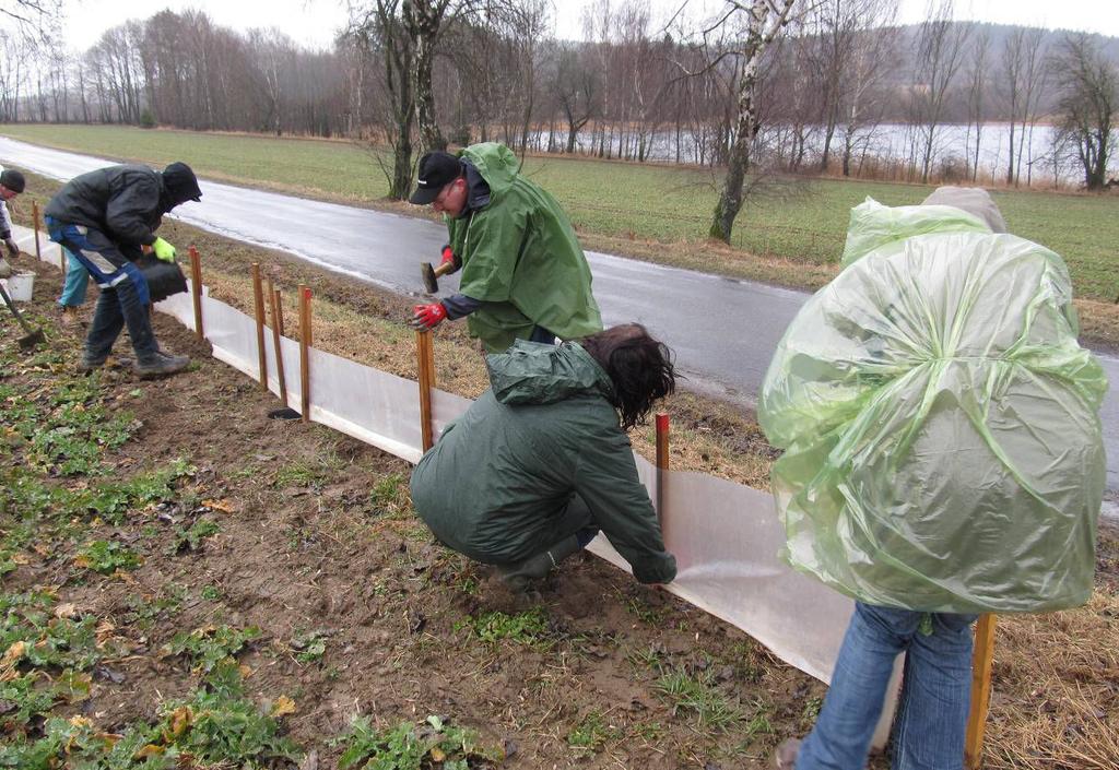 (březen 2017) Foto: Jaromír Maštera Foto 2: Budování zábran