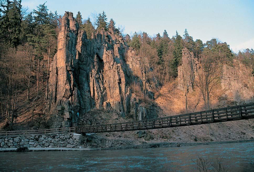 PlzeÀsko a Karlovarsko GEOLOGIE Skalní útvary na levém bfiehu tektonicky zalo- Ïeného údolí Ohfie, tvofiené loketskou Ïulou, náleïejí ke star í intruzivní variské fázi ( horské Ïuly ).