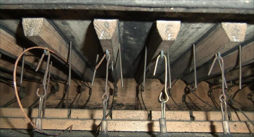 Víka ventilových komor jsou tři a jsou zajištěna dřevěnými přezkami kotvenými do rámu vzdušnice nahoře a do dna ventilové komory dole. Okožení vík komory je zteřelé, značné úniky vzduchu.
