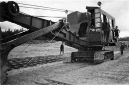 1 Mechanizace firmy Jedenáct parních lokomotiv: lokomotivy značky Orenstein & Koppel (fotografie 6, 7) 3 lokomotivy značky Henschel (fotografie 5, 10) 4 lokomotivy značky ČKD 2 lokomotiva značky
