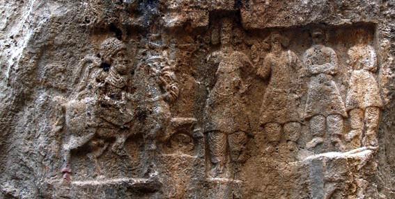 Obr. 11 Sporný reliéf v Hung e Aždar, pravděpodobně zobrazující Mithradáta I.