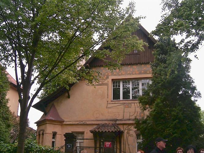 Ulice Slavíčkova č. 9 Výrazný štít, vila z r. 1910, Gustav Papež Ulice Slavíčkova č. 15 - Suchardova první vila je z roku 1896. Nese novorenesanční prvky.
