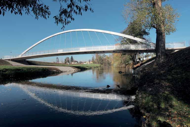 1 LÁVKA PŘES ŘEKU SVRATKU V BRNĚ-KOMÁROVĚ PEDESTRIAN BRIDGE OVER THE SVRATKA RIVER IN BRNO-KOMAROV Martin Formánek, Jaroslav Bartoň, Jiří Stráský, Martin Kozel Lávka pro pěší délky 60,4 m je popsána