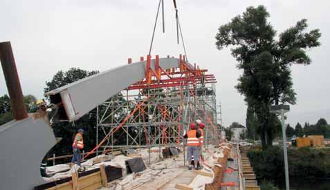 Následně byla osazena betonářská a přepínací výztuž mostovky spolu s kotevními přípravky závěsů (obr. 9). Betonáž mostovky proběhla ve dvou fázích (obr.