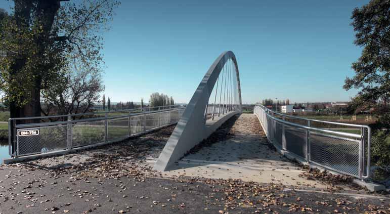 21 22 Obr. 21 Lávka přes řeku Svratku oblouk Fig. 21 Pedestrian bridge over the Svratka River arch Obr. 22 Lávka přes řeku Svratku Fig. 22 Pedestrian bridge over the Svratka River Obr.