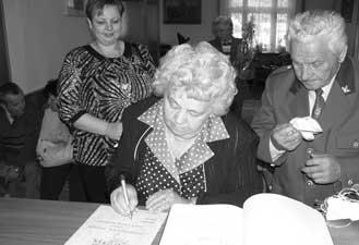 Na dûkaz své lásky si navlékli snubní prsteny a políbili se. A jak to v e zaãalo? V roce 1945 se oba pfiistûhovali se sv mi rodiãi a to mladá Marta do Homole a Lubo do Haslic.