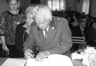 ..aï jednoho dne pfieskoãila ta pomyslná jiskra a zamilovali se do sebe. Dva roky po svatbû se odstûhovali do Lhoty pod Pannou, kde ve svém domku Ïijí dodnes.
