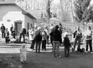 Úderem desáté hodiny z kostelní vûïe se prûvod turistû vydal na cestu. lo se silnicí, aï k odboãce panelové cesty do lesa a následnû se pak vydali se do nitra protûj ího lesa.