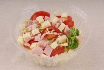 Číslo:4056 Název: Zeleninový salát se šunkou a sýrem 250g Složení: Hlávkový/ledový salát, vepřová šunka, paprika