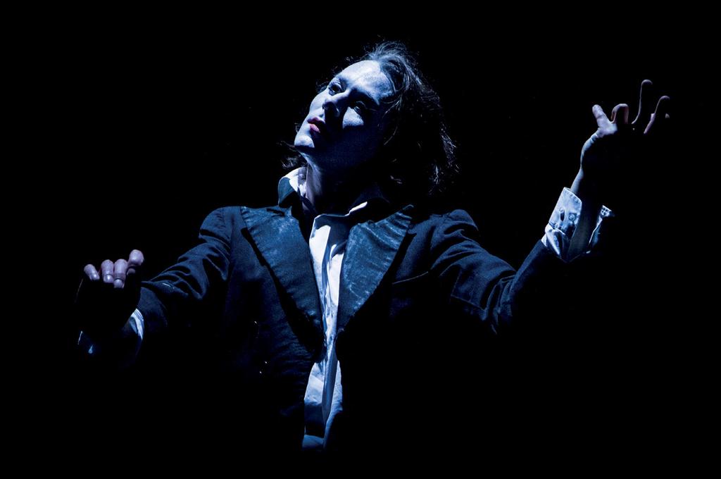 Radim Vizváry SÓLO Best of... Radim Vizváry - mim, performer, režisér, pedagog a choreograf. A také čerstvý držitel Ceny Thálie 2016 v kategorii Balet, pantomima a jiný tanečně dramatický žánr.