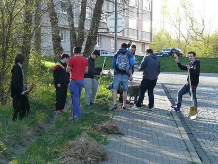 15. Údaje o dalších aktivitách a prezentaci školy Den země v ISŠT I ve školním roce 2016/17 jsme jeden den věnovali na úklid prostorů školy, blízkého i vzdálenějšího okolí.