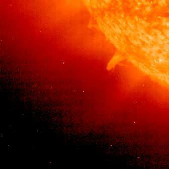 vlnových délkách. Erupce vznikají především v okolí slunečních skvrn.