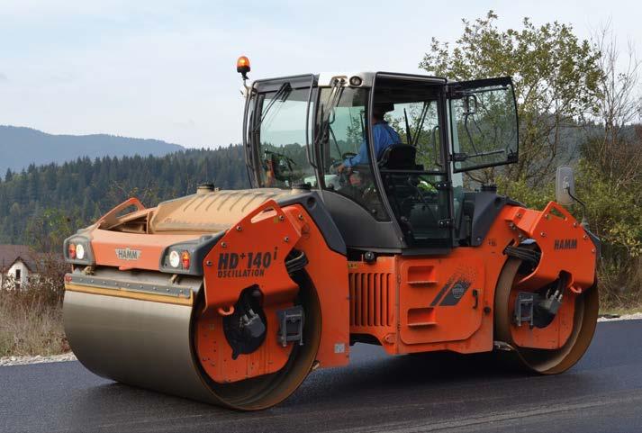 až 1100 t/h / 700 t/h reálná kapacita pokládky 1 500 t/den rychlost pokládky až 25 m/min přepravní rychlost až 4,5 km/hod kapacita násypky 14 t / 13 t Strojní vybavení Válec Bomag BW 174 tandemový