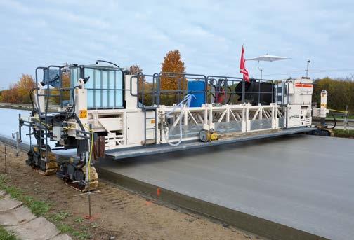 3 Strojní broušení CBK přepravní rychlost objem nádrže na postřik spotřeba postřiku 4 m 18 m 41 kw (55 HP) 25 m/min 800 l až 23