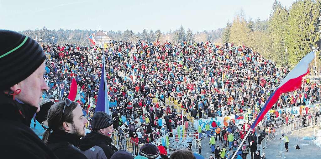 Třebíčsko 9. prosince 2016 3 Biatlonová show můžezačít Montovaná tribuna E v novoměstské Vysočina Areně má letos ještě vyšší kapacitu než při minulých světových akcích.