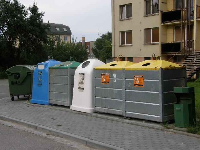 Ke sběru a třídění vytříděných, separovaných složek komunálního odpadu (plast, sklo, papír) slouží občanům celkem 46 kontejnerů na 13 sběrných místech, kde je možno uložit vytříděné složky