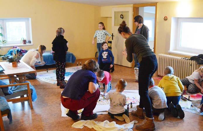 A všechno bylo jinak - z této dílničky jsme si domů odnesli místo nekonečného kalendáře krásně upletený košík ozdobený korálky. V tuto dobu se nám bude jistě hodit... A nekonečný kalendář?