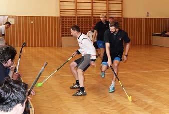 00 hodin scházet sportovci s florbalovými hokejkami v kulturním domě v Bratrušově.