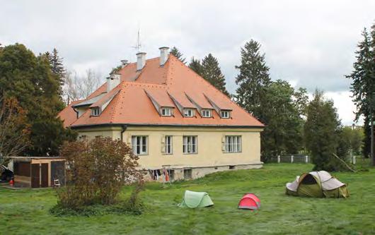 Svým návštěvníkům nabízí možnost ubytování v penzionu umístěném přímo v provorepublikové vile, nebo možnost táboření ve stanech či karavanech v bezprostřední blízkosti Vily Háj.