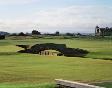den šestý: Ráno vstáváme později, jedeme na hřiště, kde je členem Jim Allison, u kterého bydlíme, Scotscraig Golf Club, který byl založen v roce 1817 členy St. Andrews Society of Golfers.
