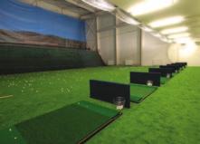 cz Dvoupatrové odpaliště se 14 rohožemi, putting green. Tři 3D simulátory About Golf.