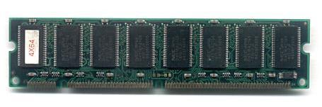 Kolik kondenzátorů obsahuje RAM paměť ve vašem PC?