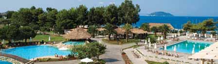 Porto Carras. Velký členitý bazén, u něhož jsou lehátka a slunečníky bez poplatku, několik restaurací a barů včetně baru na pláži.