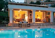 Klienti mohou využívat nabídku vodních sportů a tenisové kurty sousedního hotelu Corfu