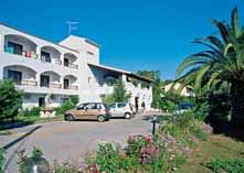 116 KORFU 30 Ipsos 31 IPSOS BEACH *** Hotel se nachází 80 metrů od oblázkové pláže, od níž ho dělí místní komunikace.