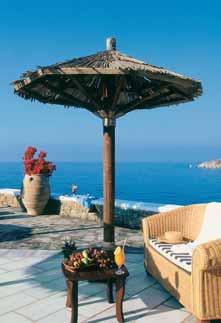 Ze sluneční terasy s lehátky a slunečníky je nádherný výhled na Egejské moře Hotel má dvě