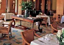 romantická restaurace Basiliko s posezením při svíčkách se specializuje na orientální speciality a v Heliosu si klienti mohou vybírat à la carte.