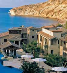 KYPR 40 Pissouri 41 COLUMBIA BEACH RESORT ***** Hotelový komplex postavený v kyperském stylu z tradičních materiálů se nachází u písčito