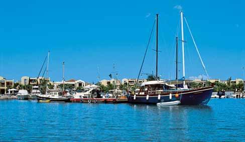CHALKIDIKI 26 CHALKIDIKI Poloostrov zlatých pláží Poloostrov Chalkidiki na severovýchodě Řecka patří mezi nejoblíbenější cíle zahraničních návštěvníků, kteří chtějí dovolenou strávit na jeho krásných