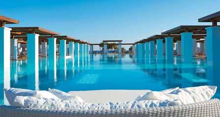 Bazén ve tvaru laguny lemovaný palmami, hlavní velký bazén s mořskou vodou, dětský bazén a vnitřní sladkovodní bazén, v zimě vyhřívaný.