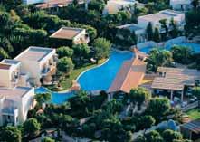 Milovníkům vodních sportů nabízí centrum na pláži široký výběr aktivit, pro příznivce golfu hotel zajišťuje speciální podmínky v Crete Golf Clubu. Animátorský tým se stará o denní i večerní zábavu.