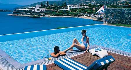 V areálu luxusních hotelových pokojů, suit a vil se soukromými bazény se nachází několik restaurací, barů,